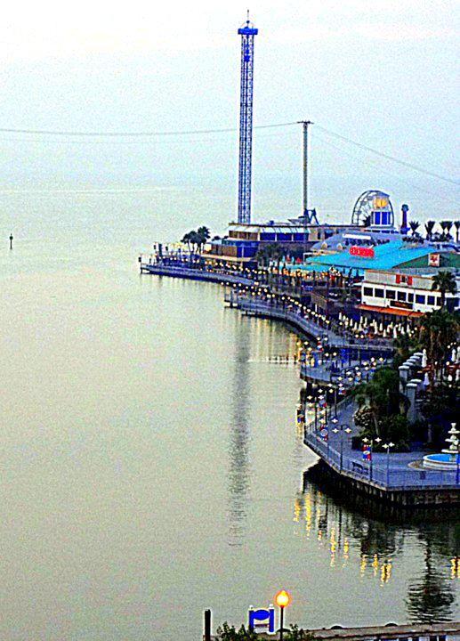 Photos by Claire, Kemah.Net
                "Dead Calm Morning" shows early morning @
                Kemah Boardwalk